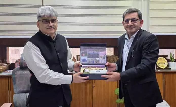 IIIM के डायरेक्टर ने CS को एडवांस्ड R&D इनिशिएटिव्स के बारे में जानकारी दी IIIM के डायरेक्टर ने CS को एडवांस्ड R&D इनिशिएटिव्स के बारे में जानकारी दी