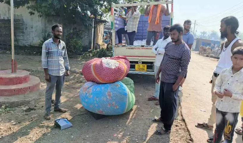 Adilabad जिले में पुराने कांटे से कपास खरीद रहे दलाल Adilabad जिले में पुराने कांटे से कपास खरीद रहे दलाल