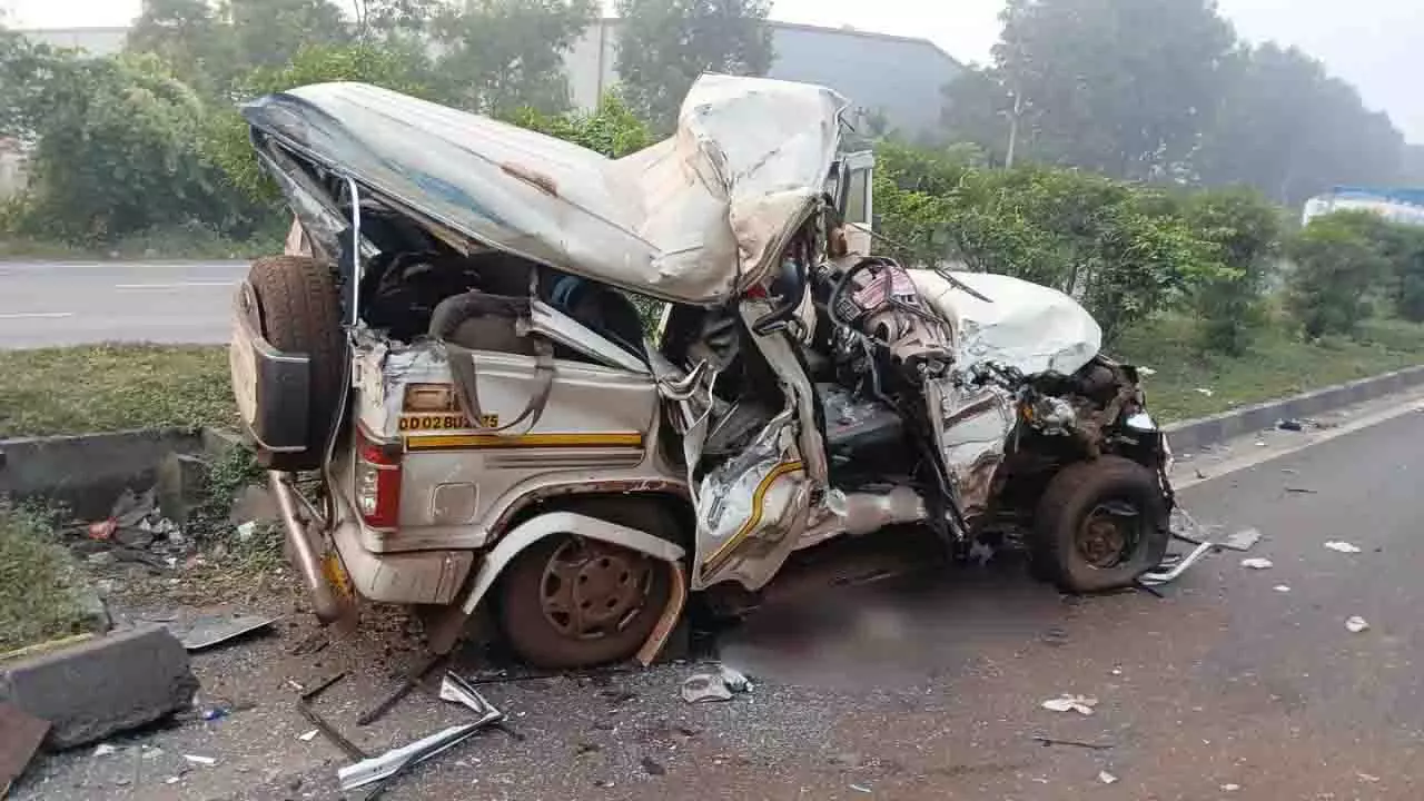 Cuttack के चौद्वार में सड़क हादसे में तीन लोगों की मौत, दो गंभीर Cuttack के चौद्वार में सड़क हादसे में तीन लोगों की मौत, दो गंभीर