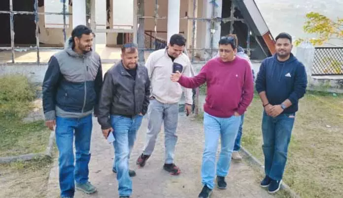 JAMMU: डायरेक्टर टूरिज्म ने चल रहे प्रोजेक्ट्स का रिव्यू करने के लिए भद्रवाह का दौरा किया JAMMU: डायरेक्टर टूरिज्म ने चल रहे प्रोजेक्ट्स का रिव्यू करने के लिए भद्रवाह का दौरा किया