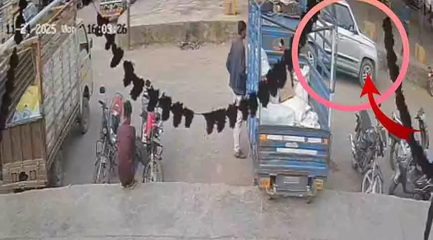 Khandwa में चोरों ने किसान की कार का शीशा तोड़कर लूटा Khandwa में चोरों ने किसान की कार का शीशा तोड़कर लूटा