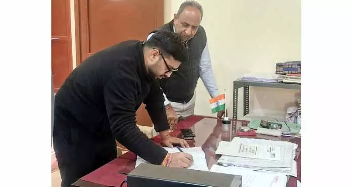 DC Rajouri ने गैरहाजिर कर्मचारियों का एक दिन का वेतन काटने का आदेश दिया DC Rajouri ने गैरहाजिर कर्मचारियों का एक दिन का वेतन काटने का आदेश दिया