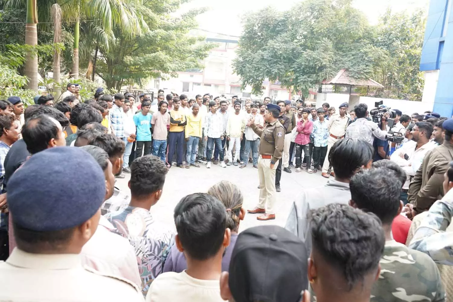 रायपुर पुलिस ने 352 अपराधिक तत्वों को दी समझाईश रायपुर पुलिस ने 352 अपराधिक तत्वों को दी समझाईश