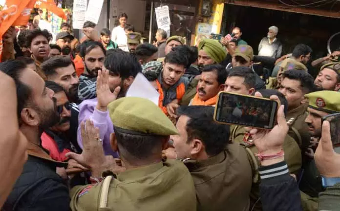 राष्ट्रीय बजरंग दल ने SMVDSB के खिलाफ विरोध प्रदर्शन किया राष्ट्रीय बजरंग दल ने SMVDSB के खिलाफ विरोध प्रदर्शन किया