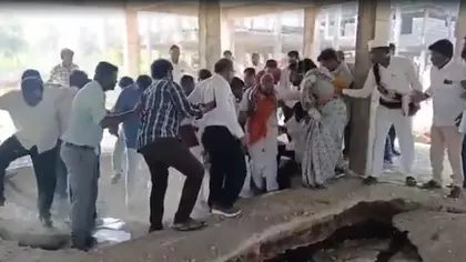 तेलंगाना के MLA बाल-बाल बचे, घरों के इंस्पेक्शन के दौरान बेसमेंट गिर गया तेलंगाना के MLA बाल-बाल बचे, घरों के इंस्पेक्शन के दौरान बेसमेंट गिर गया