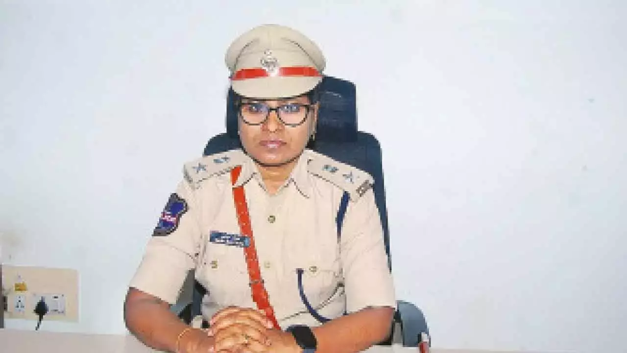 Telangana: दारा कविता ने नए डीसीपी का पदभार संभाला Telangana: दारा कविता ने नए डीसीपी का पदभार संभाला