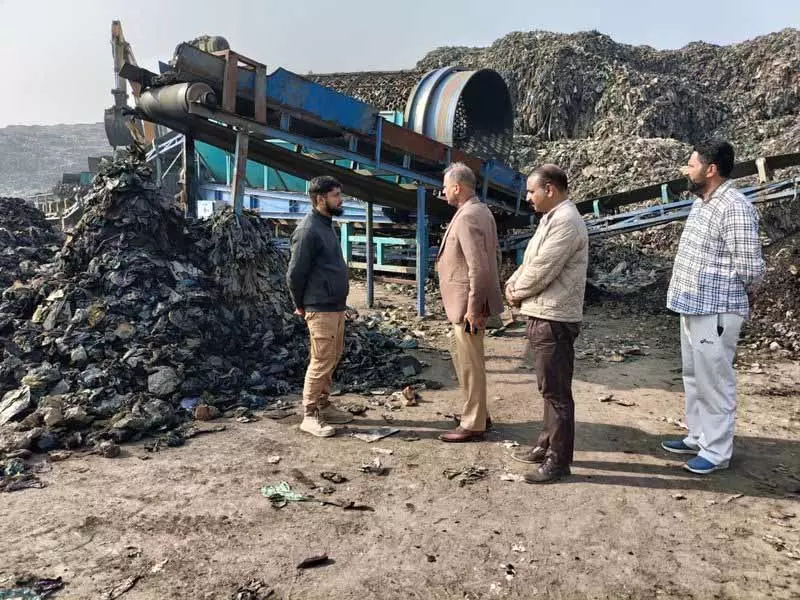 Amritsar: नगर निगम अधिकारियों ने भगतांवाला में कचरा निपटान का जायजा लिया Amritsar: नगर निगम अधिकारियों ने भगतांवाला में कचरा निपटान का जायजा लिया
