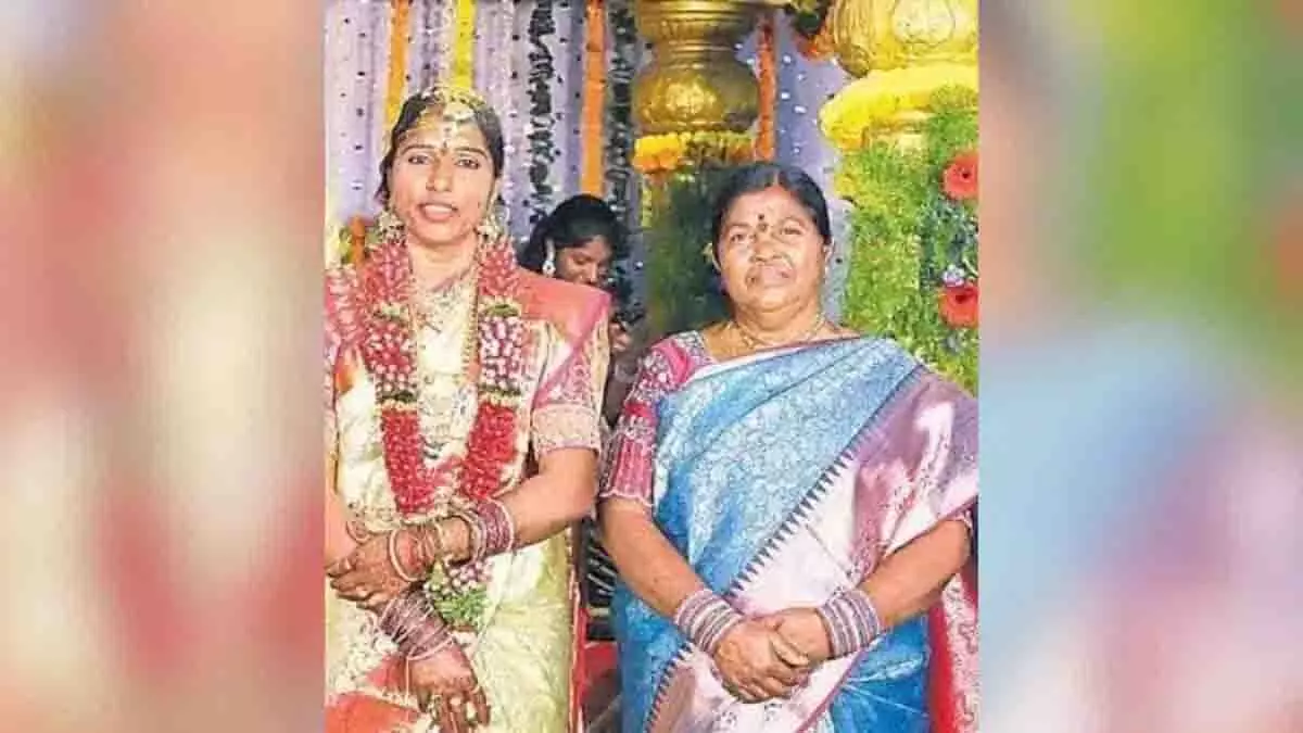 Telangana में एक महिला ने एक आदमी को धोखा दिया और सोना लेकर भाग गई Telangana में एक महिला ने एक आदमी को धोखा दिया और सोना लेकर भाग गई