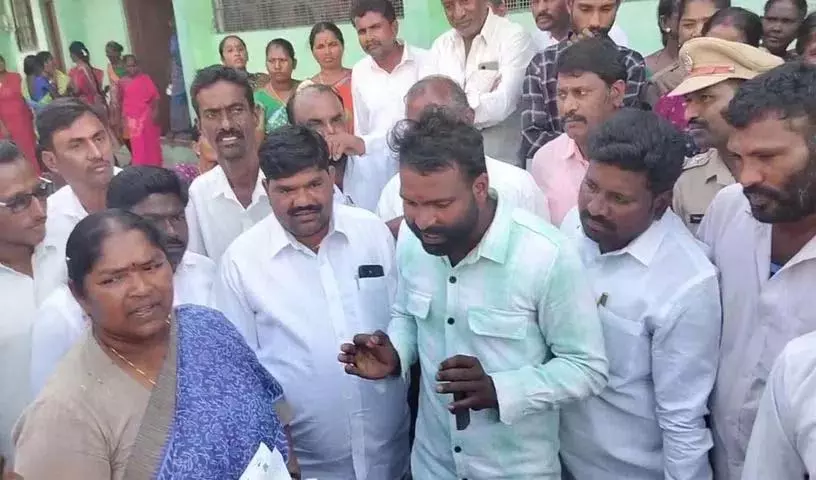 Mulugu जिले में एक युवक ने आरक्षण को लेकर मंत्री सीताक्का का सामना किया Mulugu जिले में एक युवक ने आरक्षण को लेकर मंत्री सीताक्का का सामना किया