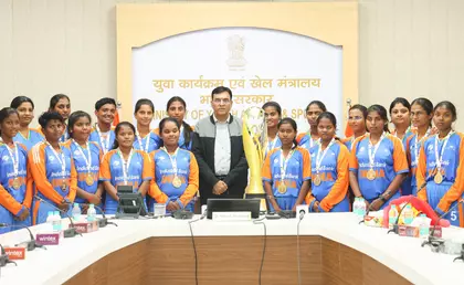 वर्ल्ड कप विजेता महिला क्रिकेटर को खेल मंत्री ने किया सम्मानित वर्ल्ड कप विजेता महिला क्रिकेटर को खेल मंत्री ने किया सम्मानित