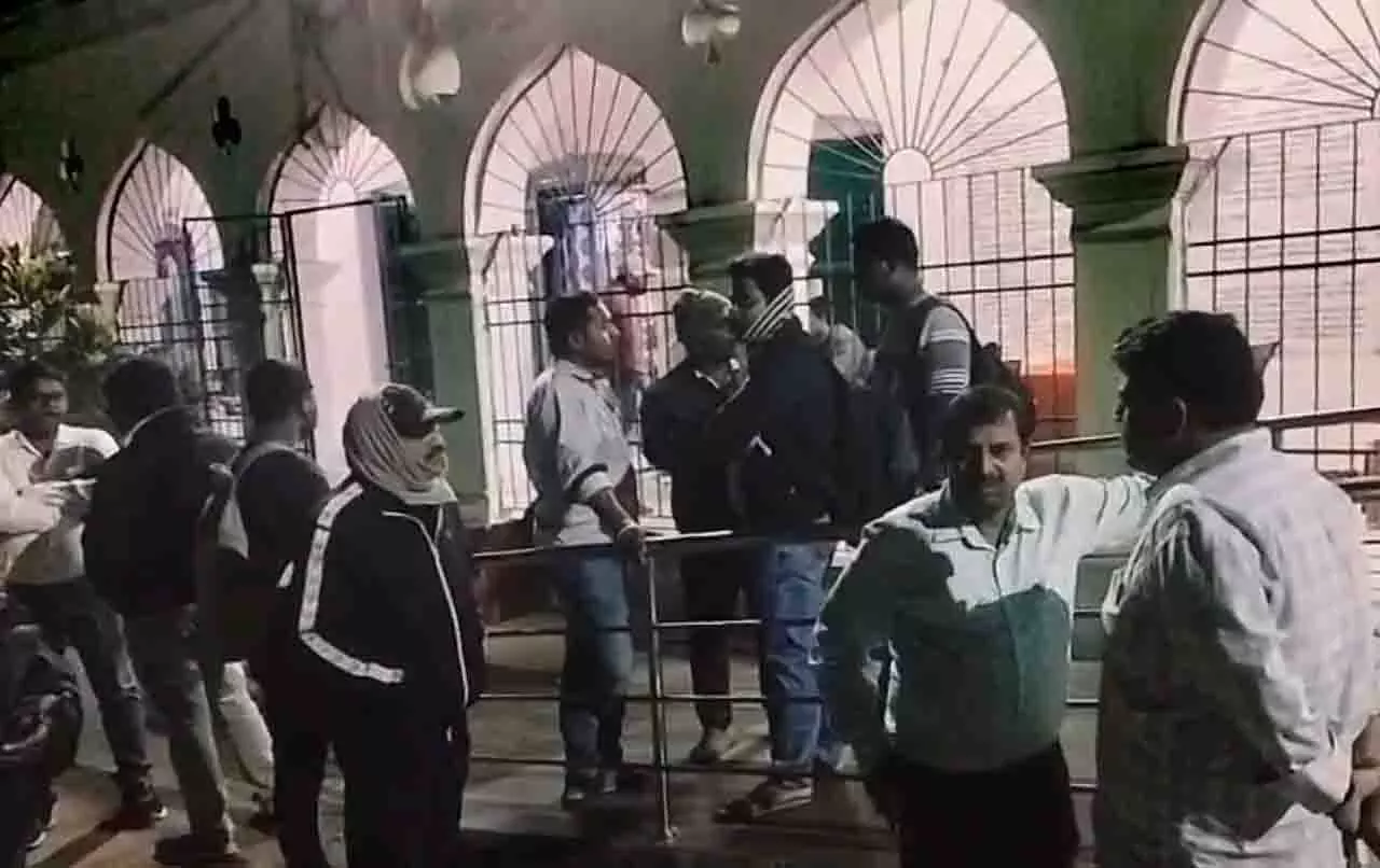Odisha के मयूरभंज में रेत माफियाओं ने तहसीलदार पर बेरहमी से हमला किया Odisha के मयूरभंज में रेत माफियाओं ने तहसीलदार पर बेरहमी से हमला किया