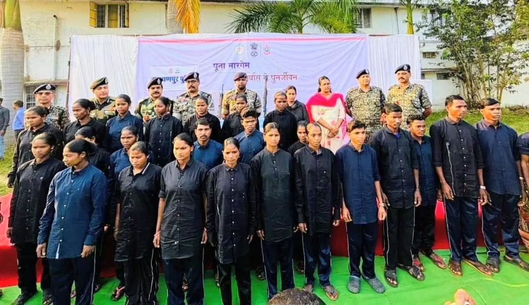 नारायणपुर में बड़ी सफलता, 28 माओवादी कैडरों ने किया आत्मसमर्पण नारायणपुर में बड़ी सफलता, 28 माओवादी कैडरों ने किया आत्मसमर्पण