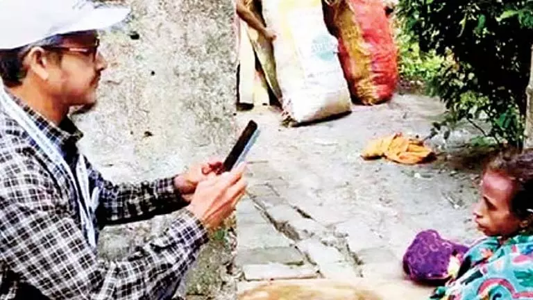 BLO ने परेशान जोड़े की तस्वीर ली और फॉर्म भर दिया BLO ने परेशान जोड़े की तस्वीर ली और फॉर्म भर दिया