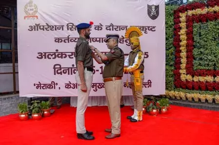 ऑपरेशन सिंदूर में बहादुरी दिखाने वाले सीआईएसएफ जवानों का सम्मान ऑपरेशन सिंदूर में बहादुरी दिखाने वाले सीआईएसएफ जवानों का सम्मान