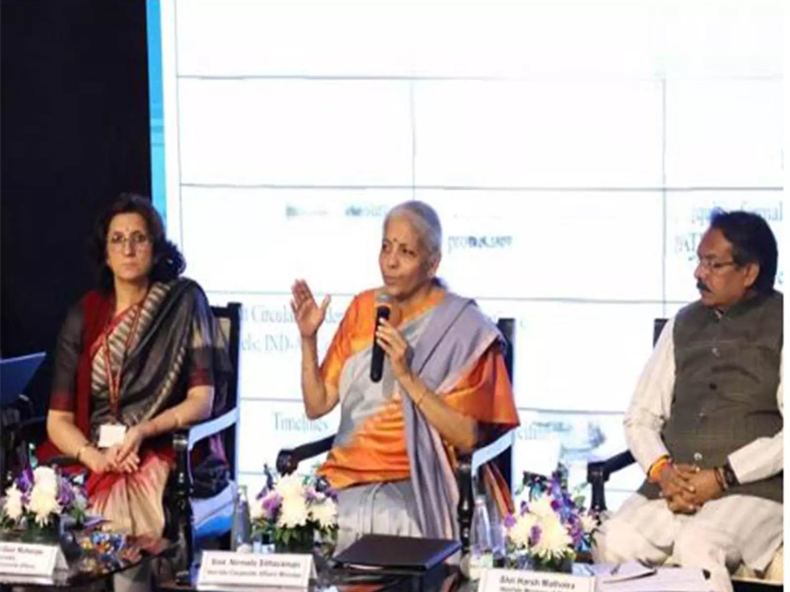 निर्मला सीतारमण ने दिल्ली में क्षेत्रीय निदेशालयों और कंपनी रजिस्ट्रार के साथ समीक्षा बैठक की अध्यक्षता की निर्मला सीतारमण ने दिल्ली में क्षेत्रीय निदेशालयों और कंपनी रजिस्ट्रार के साथ समीक्षा बैठक की अध्यक्षता की