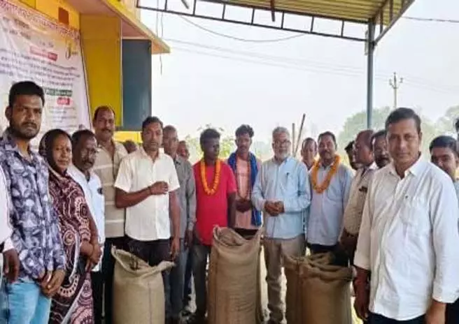 सुशांत साहू ने बागबहार धान खरीदी केंद्र में बेचा अपना धान सुशांत साहू ने बागबहार धान खरीदी केंद्र में बेचा अपना धान