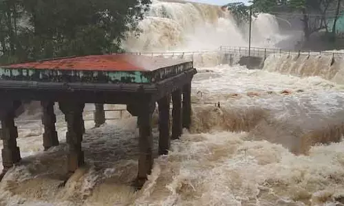 Tamil Nadu : थिरपराप्पु झरने में चौथे दिन भी नहाने पर रोक Tamil Nadu : थिरपराप्पु झरने में चौथे दिन भी नहाने पर रोक