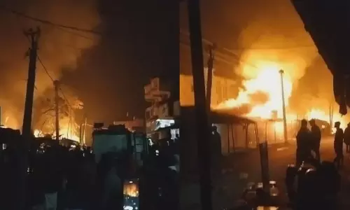 Araria: बाजार में तबाही, दर्जनों दुकानें जलीं, एक की मौत