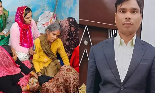 Fatehpur: लेखपाल ने अपने घर में फांसी लगाई, पुलिस कर रही छानबीन Fatehpur: लेखपाल ने अपने घर में फांसी लगाई, पुलिस कर रही छानबीन