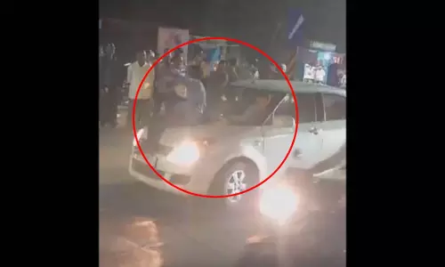 हाईवे पर हाई वोल्टेज ड्रामा, महिला शराब के नशे में थी, यातायात प्रभावित