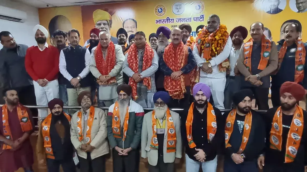 Jammu: बेरोज़गार इंजीनियर ने त्राल में भाजपा का दामन थामा Jammu: बेरोज़गार इंजीनियर ने त्राल में भाजपा का दामन थामा