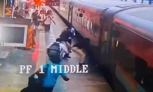 Pune: लोनावला में RPF ऑफिसर के पल भर के बचाव ने बचाई यात्री की जान Pune: लोनावला में RPF ऑफिसर के पल भर के बचाव ने बचाई यात्री की जान