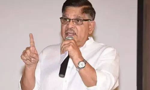Allu Aravind ने धर्मेंद्र को श्रद्धांजलि दी, देओल परिवार से मिलने पहुंचे Allu Aravind ने धर्मेंद्र को श्रद्धांजलि दी, देओल परिवार से मिलने पहुंचे