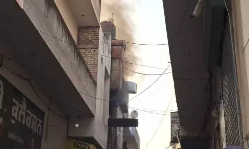 Goraya में फास्ट फूड की दुकान में आग लगने से लाखों का नुकसान Goraya में फास्ट फूड की दुकान में आग लगने से लाखों का नुकसान