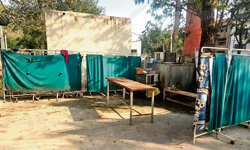 झज्जर सिविल अस्पताल में शवगृह में आग लगने के बाद खुले में पोस्टमार्टम किया झज्जर सिविल अस्पताल में शवगृह में आग लगने के बाद खुले में पोस्टमार्टम किया