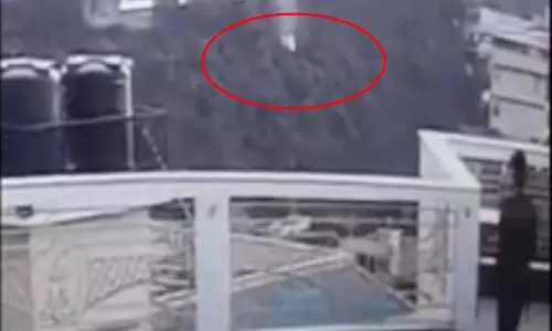 बाप रे! LIVE वीडियो कार अनियंत्रित होकर गहरी खाई में गिरी, लेकिन...जाको राखे साइयां मार सके ना कोय
