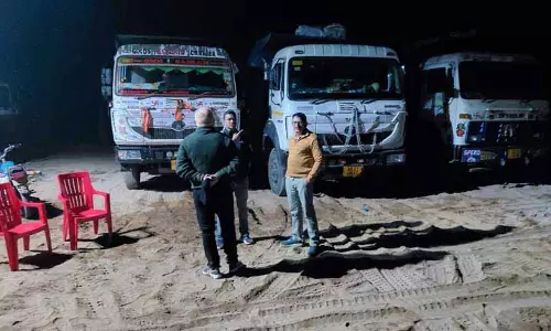 Jagatsinghpur में अवैध रेत खनन के आरोप में पांच लोग गिरफ्तार, 50 ट्रक जब्त Jagatsinghpur में अवैध रेत खनन के आरोप में पांच लोग गिरफ्तार, 50 ट्रक जब्त