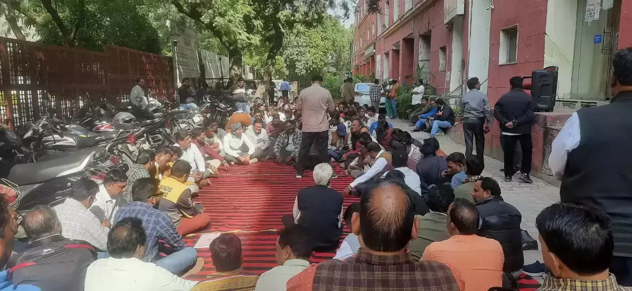 Jaipur: सफाई कर्मचारी हड़ताल पर, शहर में कूड़े की समस्या बढ़ने की संभावना Jaipur: सफाई कर्मचारी हड़ताल पर, शहर में कूड़े की समस्या बढ़ने की संभावना
