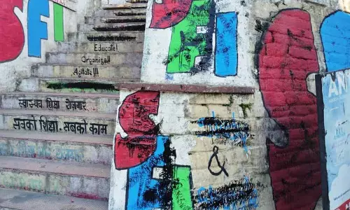 SFI ने ABVP पर यूनिवर्सिटी कैंपस में उसकी पेंटिंग्स को खराब करने का आरोप लगाया