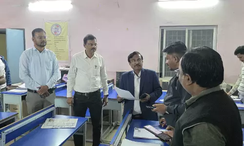 कमिश्नर महादेव कावरे देर शाम अचानक पहुंचे सिमगा, SIR कार्य का किया निरीक्षण