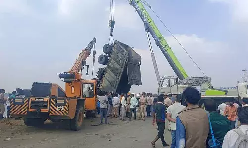 लॉरी बिदारगुप्पे झील में गिरी: ड्राइवर की मौत