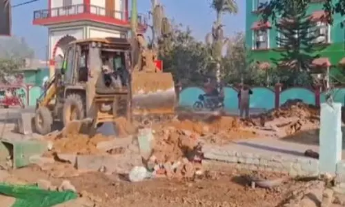 Uttarakhand: रुड़की के पिरान कलियर इलाके में अवैध धर्मस्थल गिराया गया Uttarakhand: रुड़की के पिरान कलियर इलाके में अवैध धर्मस्थल गिराया गया