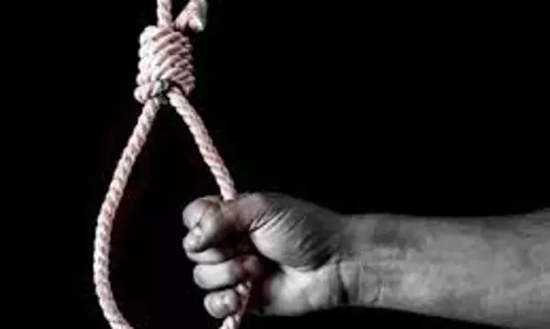 Fatehpur: लेखपाल की फांसी से मौत, पुलिस जांच में जुटी Fatehpur: लेखपाल की फांसी से मौत, पुलिस जांच में जुटी