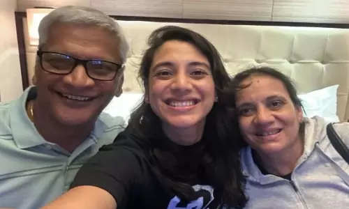 Smriti Mandhana के पिता डिस्चार्ज, शादी रुकी