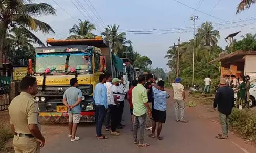 Karwar : बहुत भारी गाड़ी रोककर विरोध प्रदर्शन Karwar : बहुत भारी गाड़ी रोककर विरोध प्रदर्शन