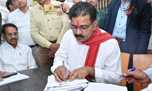 गृहमंत्री विजय शर्मा ने अपना SIR पत्र स्वयं भरकर किया जमा गृहमंत्री विजय शर्मा ने अपना SIR पत्र स्वयं भरकर किया जमा