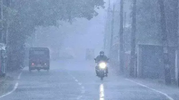 kerala: राज्य में भारी बारिश का अनुमान; तीन जिलों के लिए विशेष अलर्ट जारी kerala: राज्य में भारी बारिश का अनुमान; तीन जिलों के लिए विशेष अलर्ट जारी