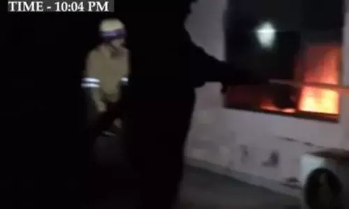 Lucknow: मोहन रोड पर बैंक ऑफ बड़ौदा ब्रांच में आग लग गई