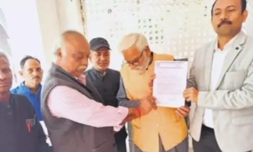 Bareilly: सिटी मजिस्ट्रेट को पेंशनर्स ने सौंपा अपनी मांगों का ज्ञापन