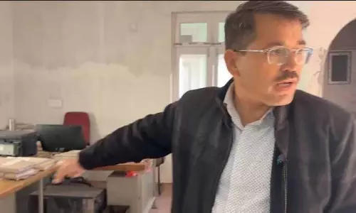 बंजार MLA ने सरकारी दफ्तरों में गैरहाजिरी को उजागर करने के लिए सोशल मीडिया का सहारा लिया बंजार MLA ने सरकारी दफ्तरों में गैरहाजिरी को उजागर करने के लिए सोशल मीडिया का सहारा लिया
