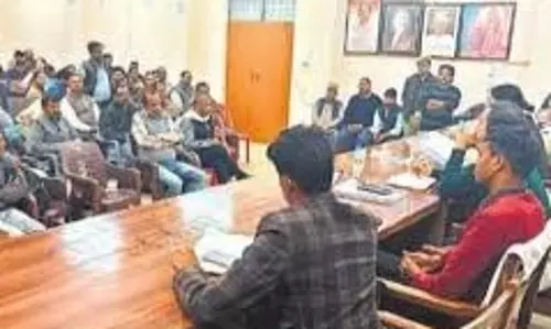 Bareilly: सम्मानित सात बीएलओ, आठ का वेतन निलंबित