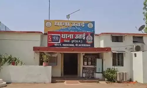 हाईवा ने ठोका, बाइक से गिरी महिला पहिए में दबी