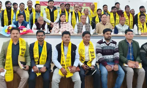 Bareilly: बिजली कनेक्शन तुरंत दें, उपभोक्ताओं से सौहार्दपूर्ण व्यवहार करें Bareilly: बिजली कनेक्शन तुरंत दें, उपभोक्ताओं से सौहार्दपूर्ण व्यवहार करें