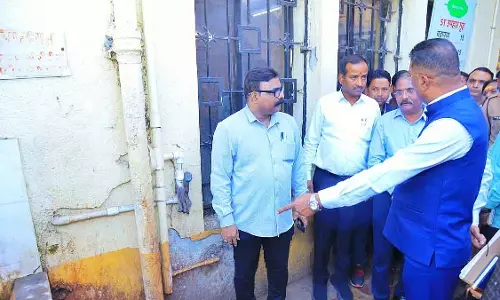 ट्रांसपोर्ट मिनिस्टर प्रताप सरनाईक के सरप्राइज़ विज़िट से सोलापुर बस स्टेशन पर बड़ी गड़बड़ियां सामने आई ट्रांसपोर्ट मिनिस्टर प्रताप सरनाईक के सरप्राइज़ विज़िट से सोलापुर बस स्टेशन पर बड़ी गड़बड़ियां सामने आई