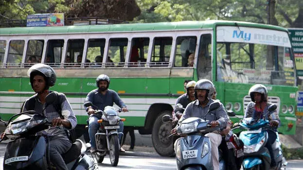 Kochi के पास चलने वाले 400 ऑटोरिक्शा और बसों पर कार्रवाई; कई ड्राइवरों के लाइसेंस कैंसिल Kochi के पास चलने वाले 400 ऑटोरिक्शा और बसों पर कार्रवाई; कई ड्राइवरों के लाइसेंस कैंसिल