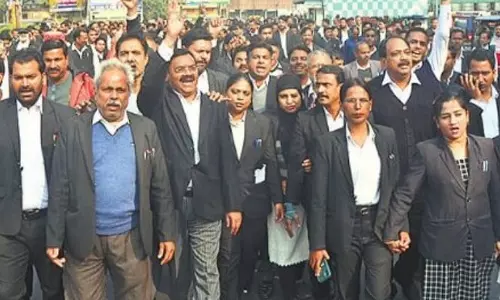 Bareilly: न्याय मांगते हुए अधिवक्ताओं ने बनाई मानव श्रृंखला Bareilly: न्याय मांगते हुए अधिवक्ताओं ने बनाई मानव श्रृंखला